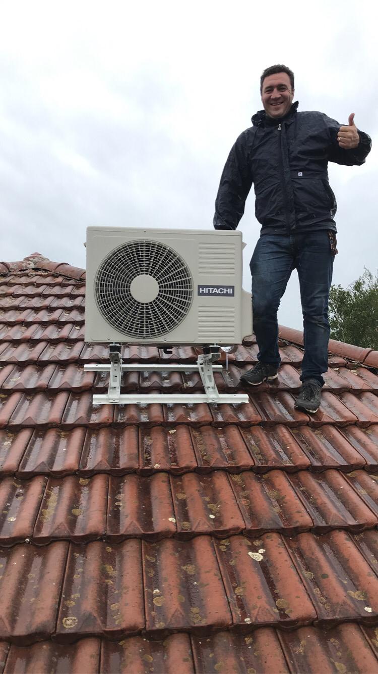 Mathieu Maurin, fondateur d'Easy Calo Climatisation, sur un chantier d'installation à Saint-Maurice-de-Beynost